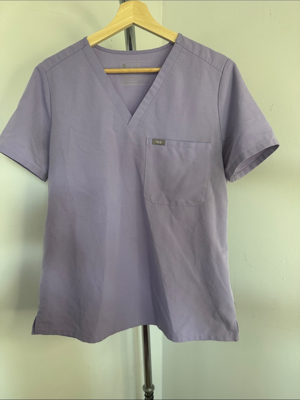Figs Lavender V-Neck Short Sleeve Scrub Top sz M
